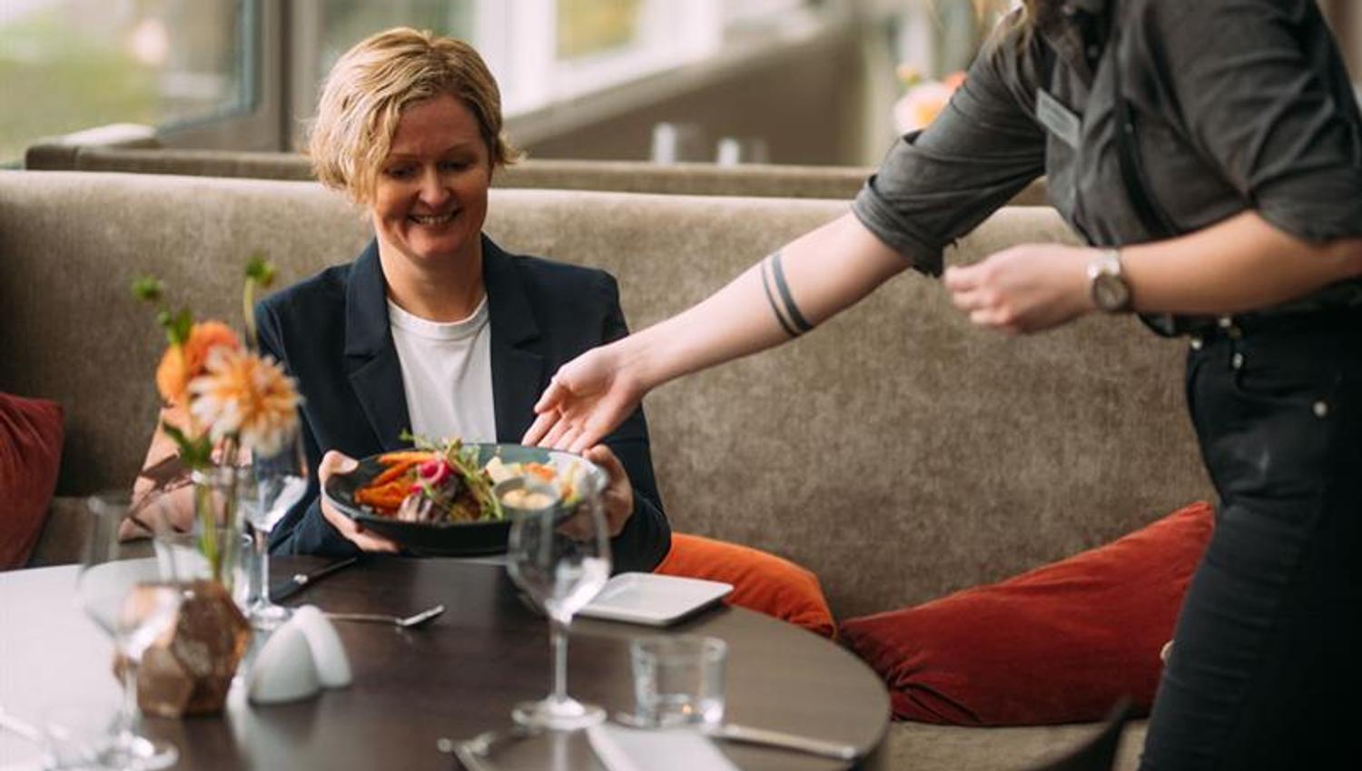 gjest på restaurant til Bø Hotell