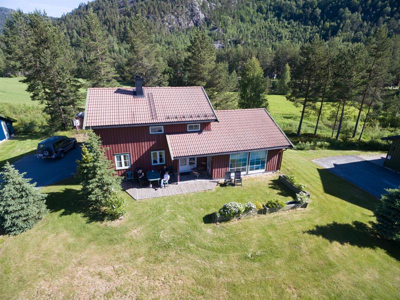 Rød hytte på Hillestad