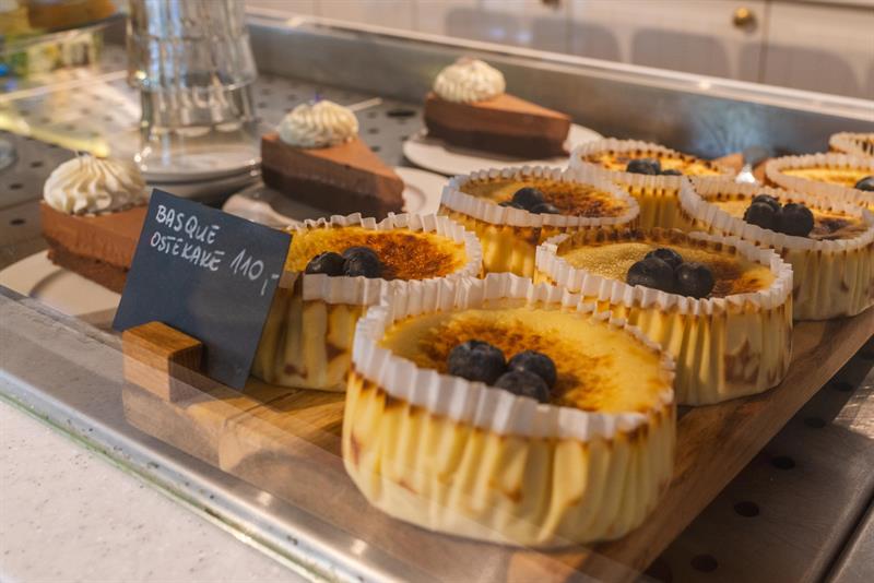 Basque cheesecake in muffins forms.