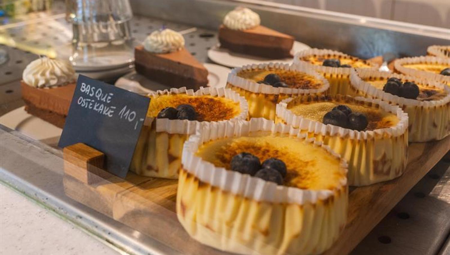 Basque cheesecake in muffins forms.