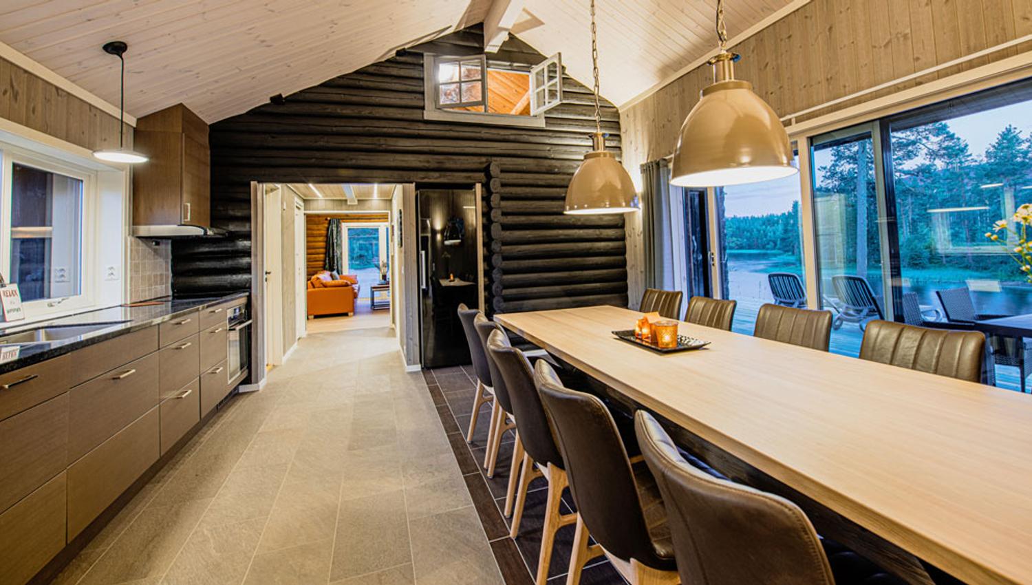 large kitchen and dining table in the cottage "Lakeside Haven" at Vrådal Hyttegrend