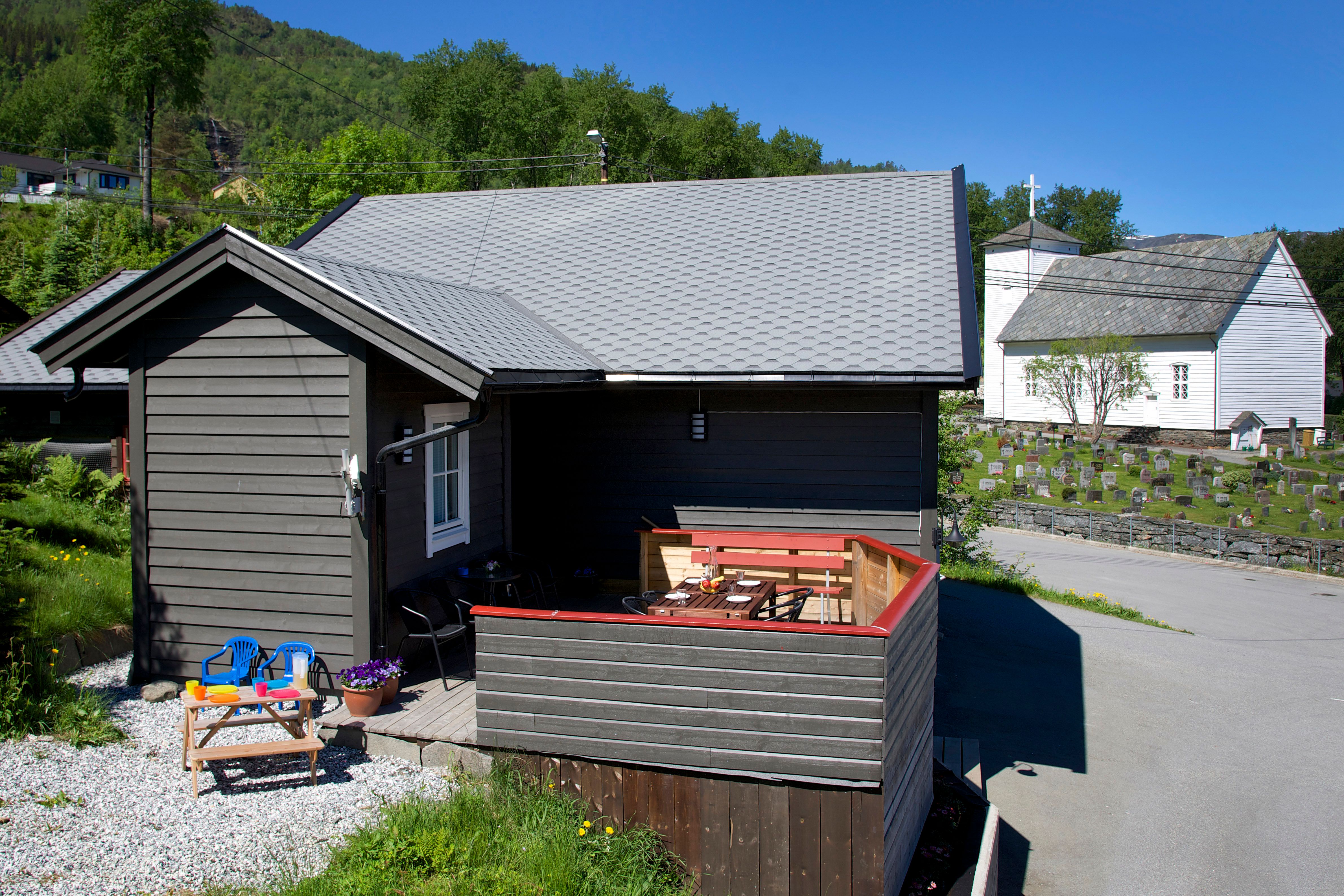 Charming cabin with sunny terrace and church view at Vågen Rom og Hytteutleige in Hardanger.