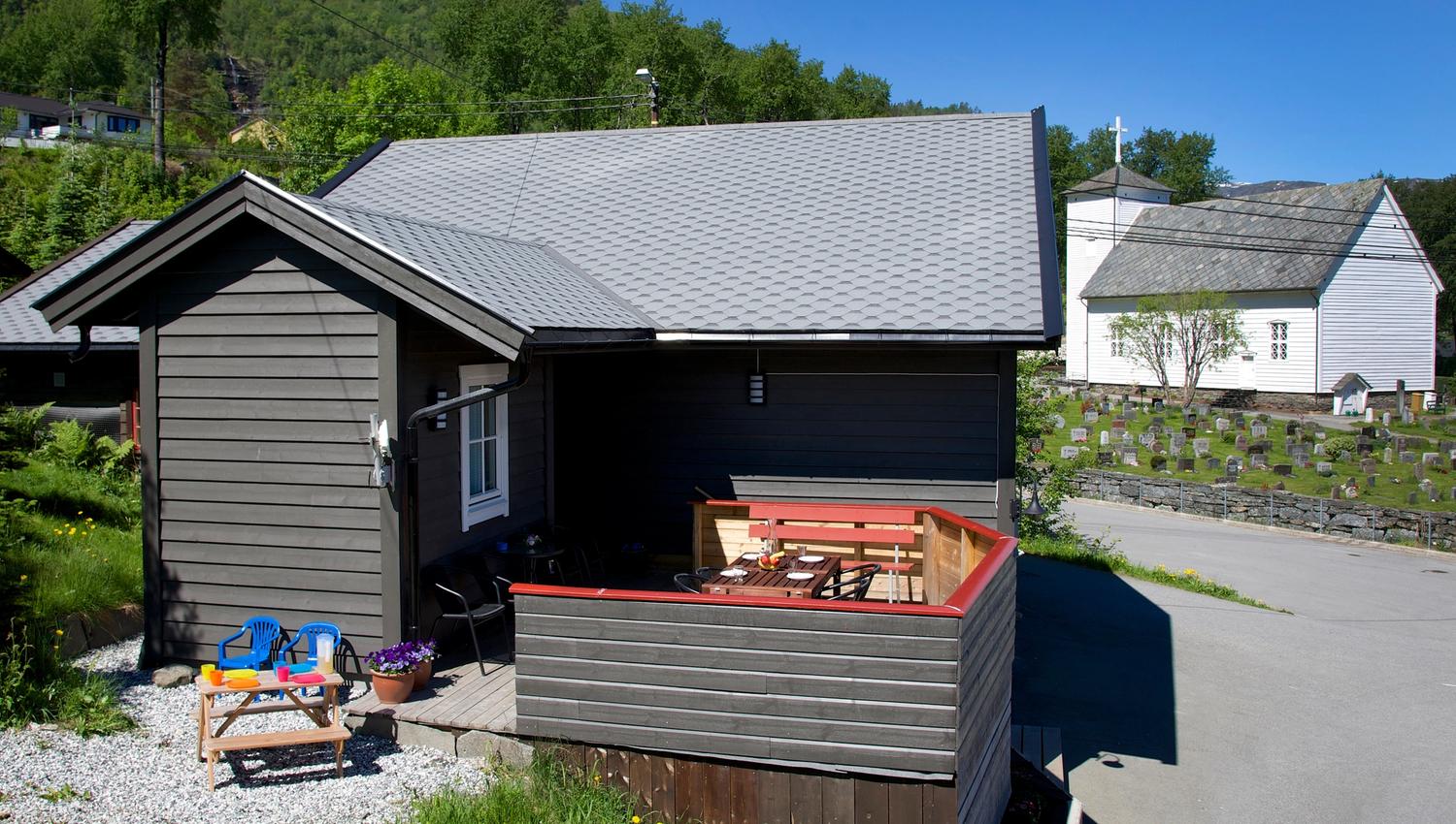 Charming cabin with sunny terrace and church view at Vågen Rom og Hytteutleige in Hardanger.