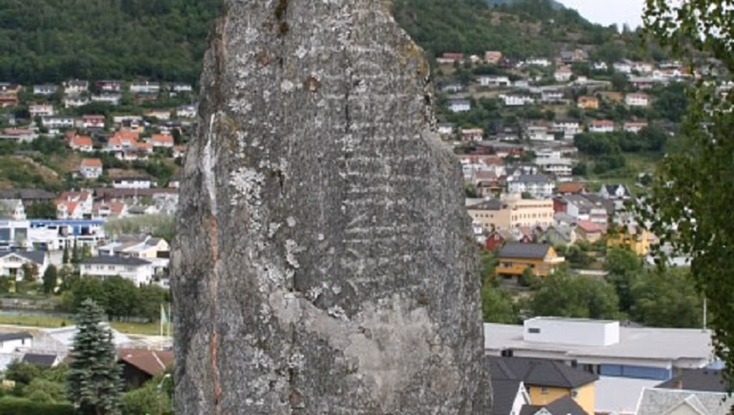 Runesteinen, Sogndal