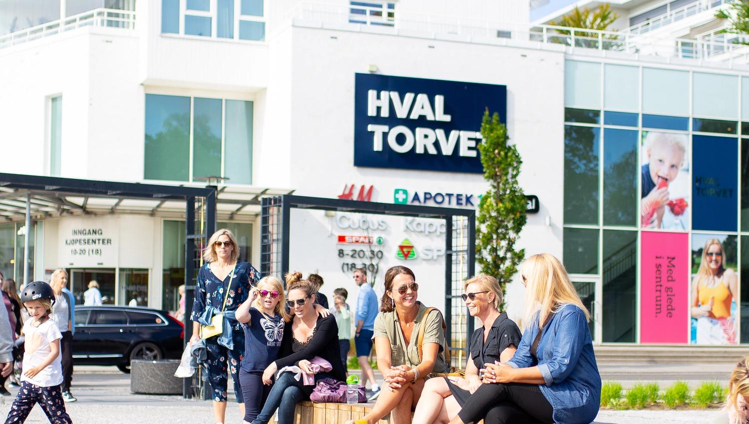 Damer utenfor Hvaltorvet Senter