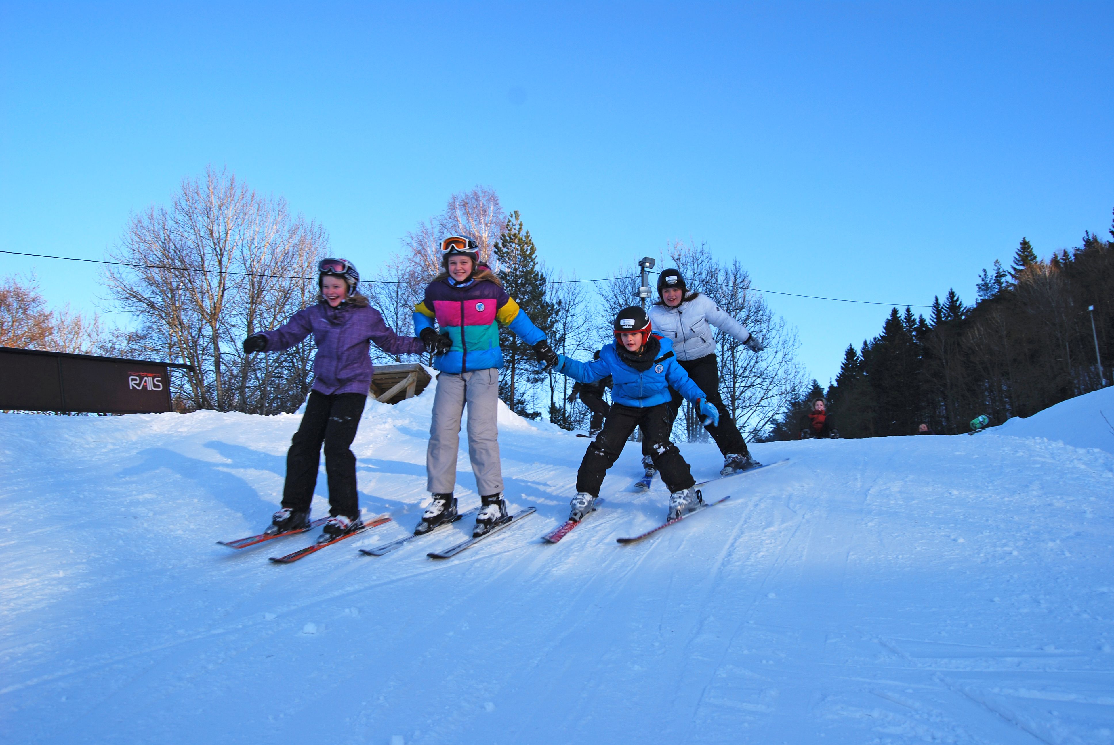 Glade barn i Tveit skisenter