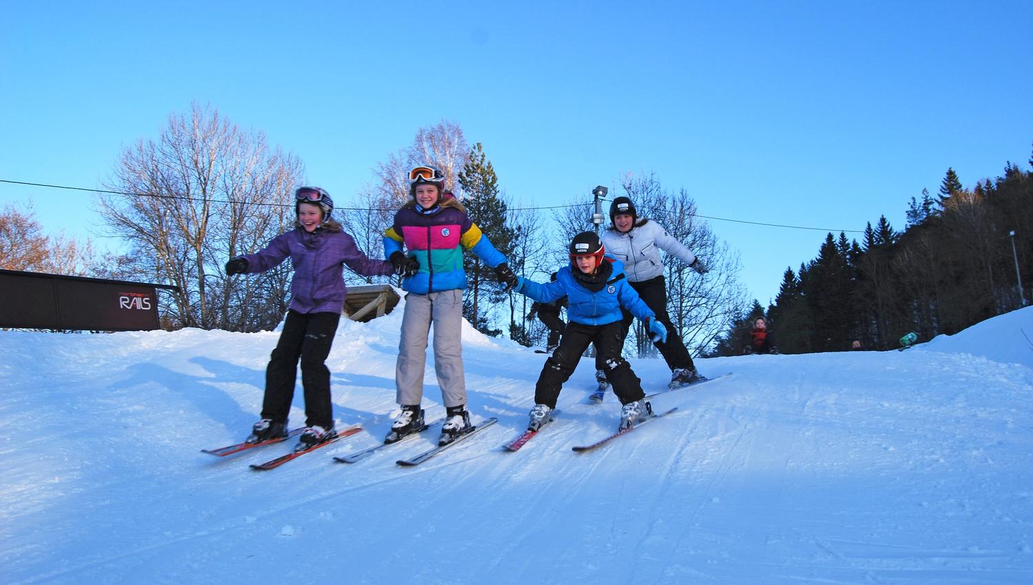 Glade barn i Tveit skisenter