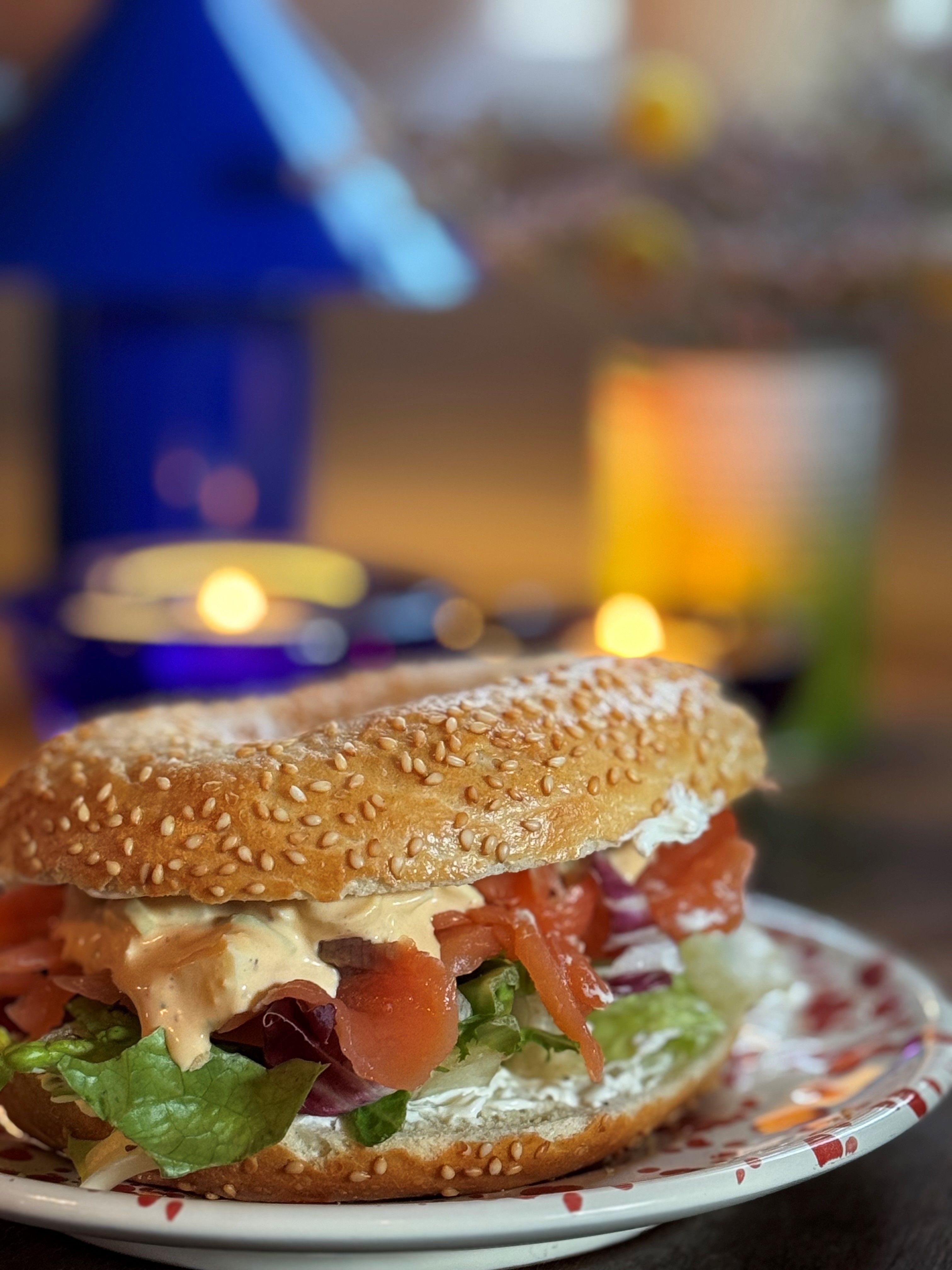 Norvald kafe og vinhus på Gjøvik Gård. Bagel med godt pålegg