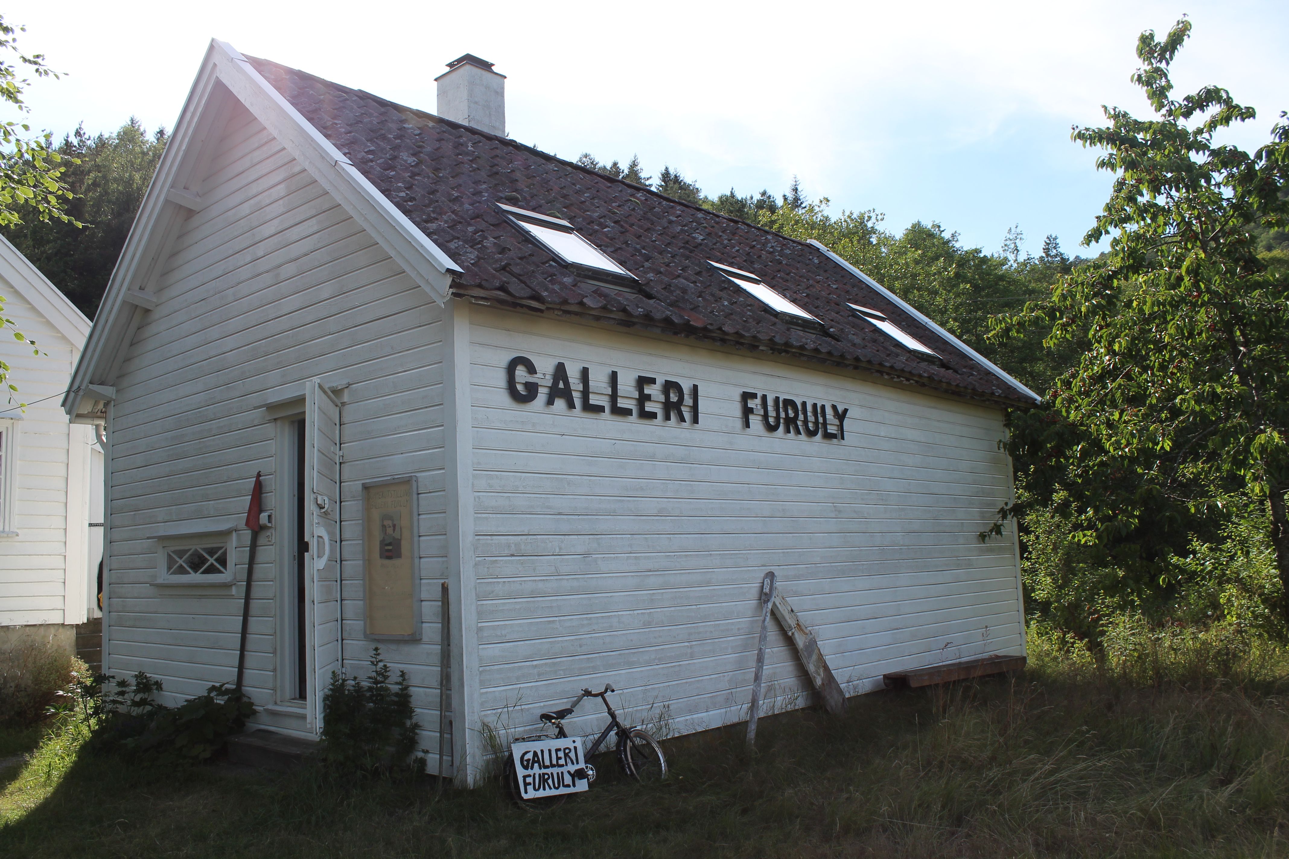 Die Fassade, ein weißes Gebäude mit schwarzen Buchstaben "Galleri Furuly"