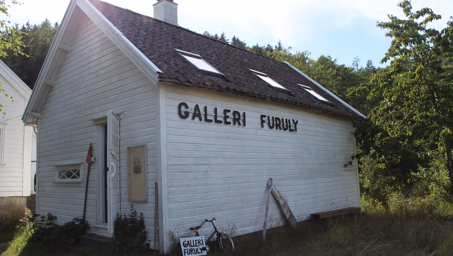 Die Fassade, ein weißes Gebäude mit schwarzen Buchstaben "Galleri Furuly"