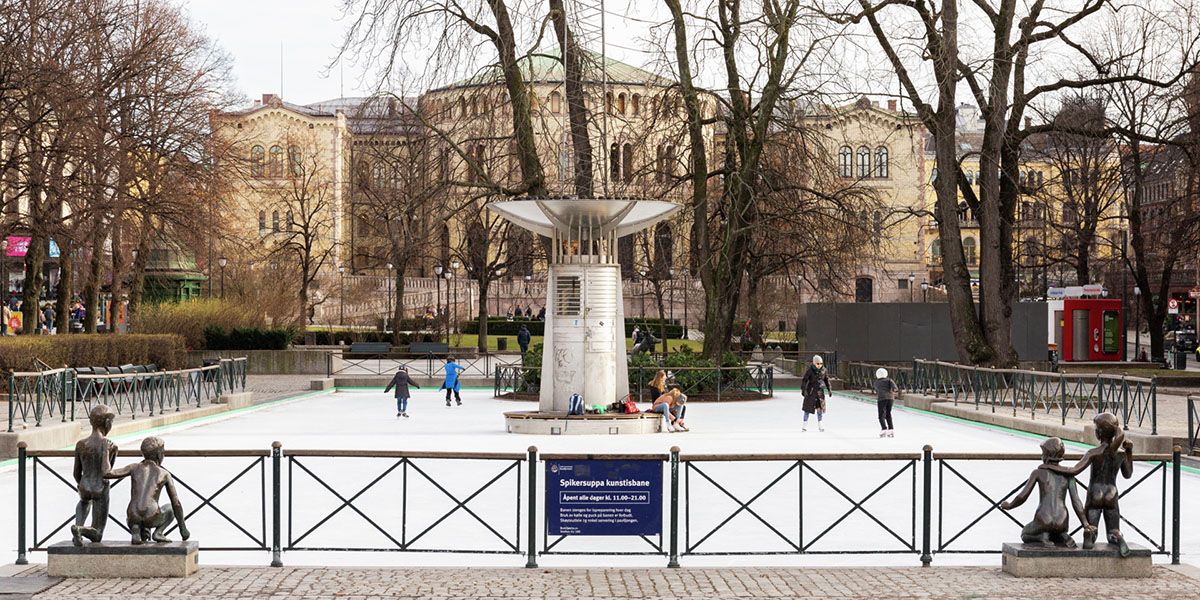 Spikersuppa skating rink with the Parliament in background