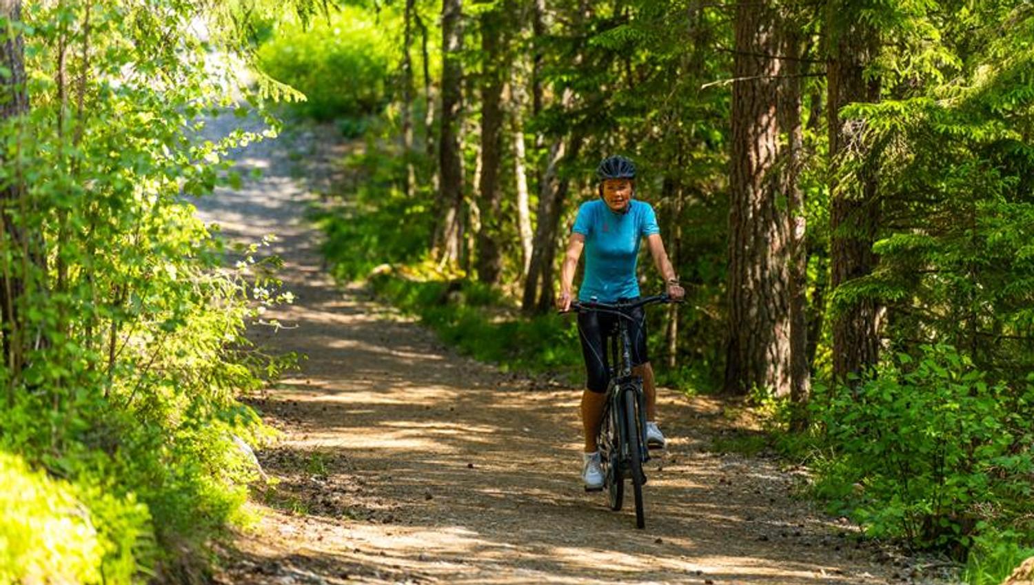 Syklist som sykler gjennom skogen i Spydeberg