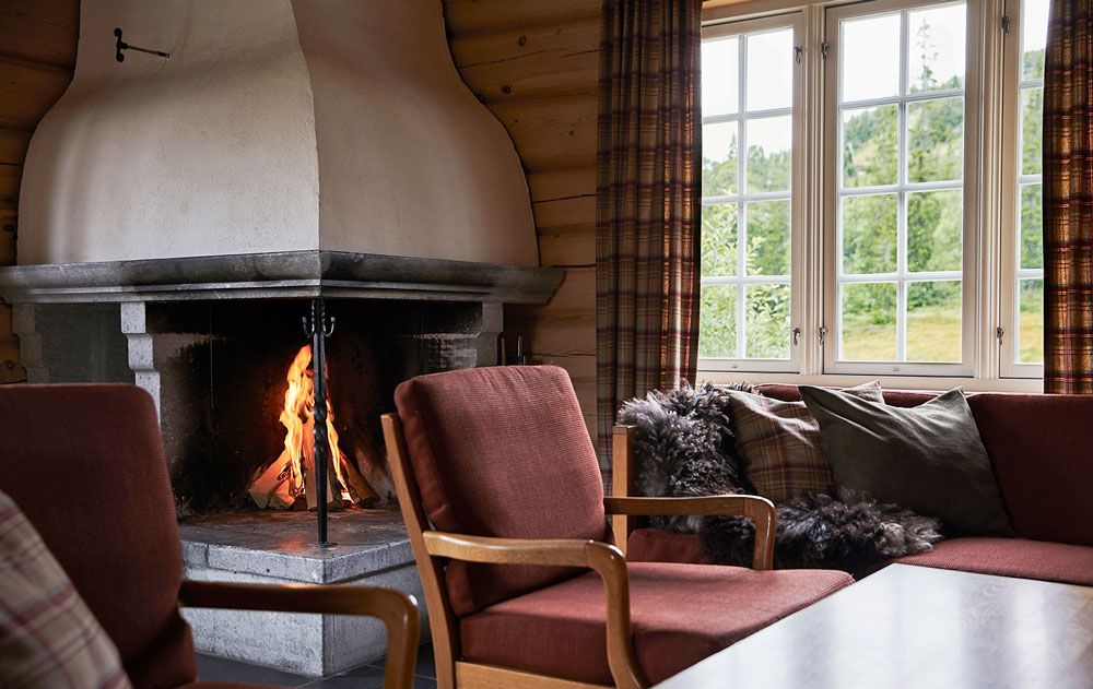 living room with fireplace in cabin to Gaustablikk mountain cabins