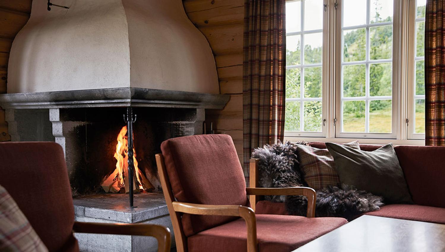 living room with fireplace in cabin to Gaustablikk mountain cabins
