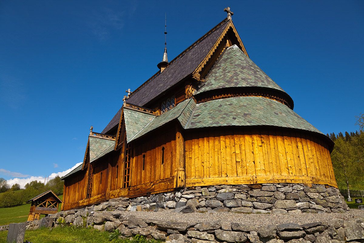 Reinli Stavkirke en sommerdag.
