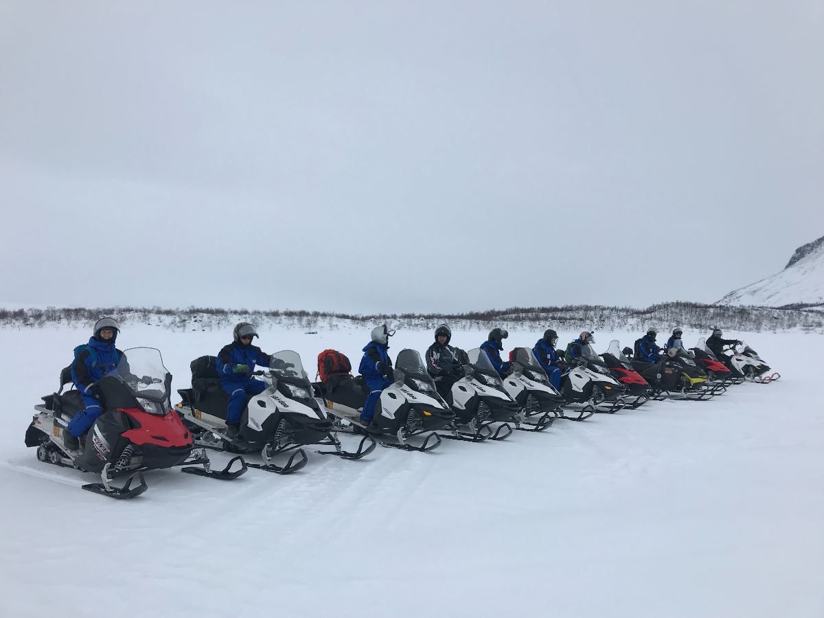 Gjestene kjører snøskuter side om side