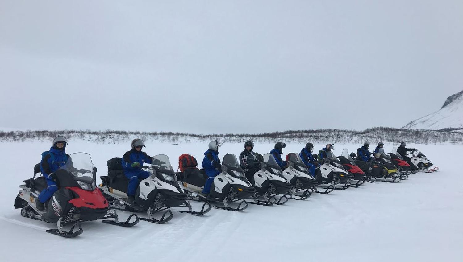 Gjestene kjører snøskuter side om side