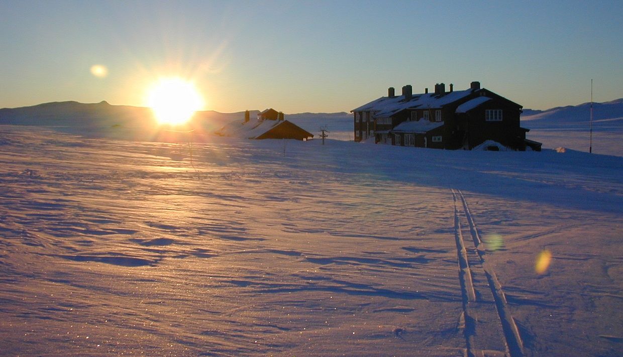 Rauhelleren mountain lodge seen from the outside during a winter sunset.