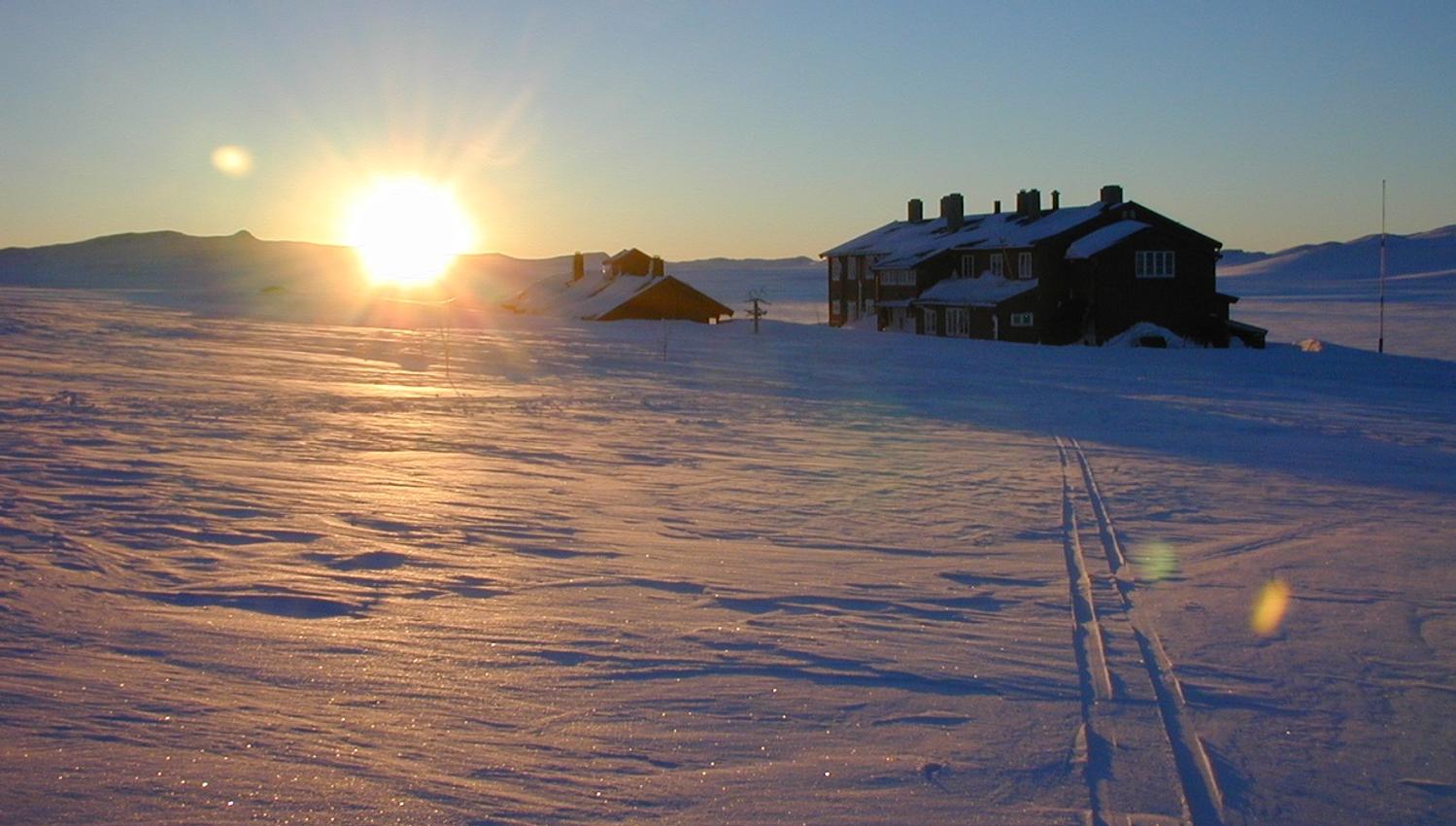 Rauhelleren mountain lodge seen from the outside during a winter sunset.