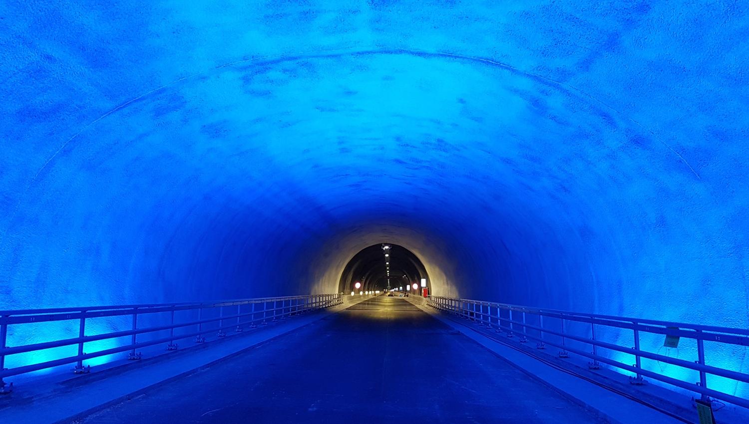 På vei til Preikestolen kjører du gjennom verdens lengste undersjøiske biltunnel
