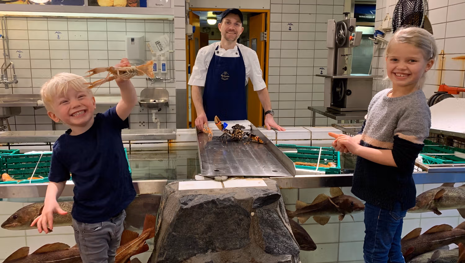 Barn hos Reinhartsen på Fiskebrygga i Kristiansand
