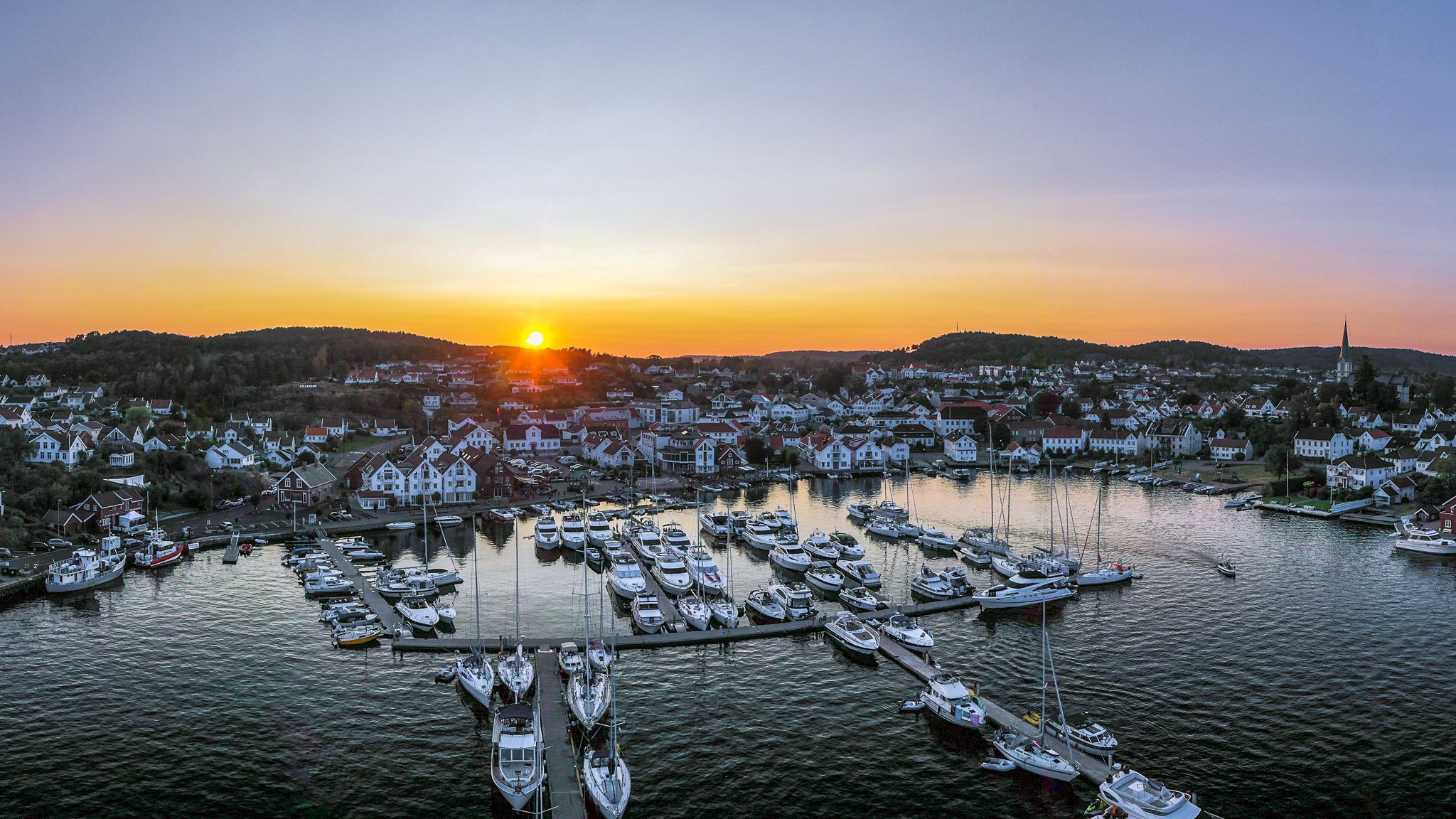 Lillesand havn i solnedgang