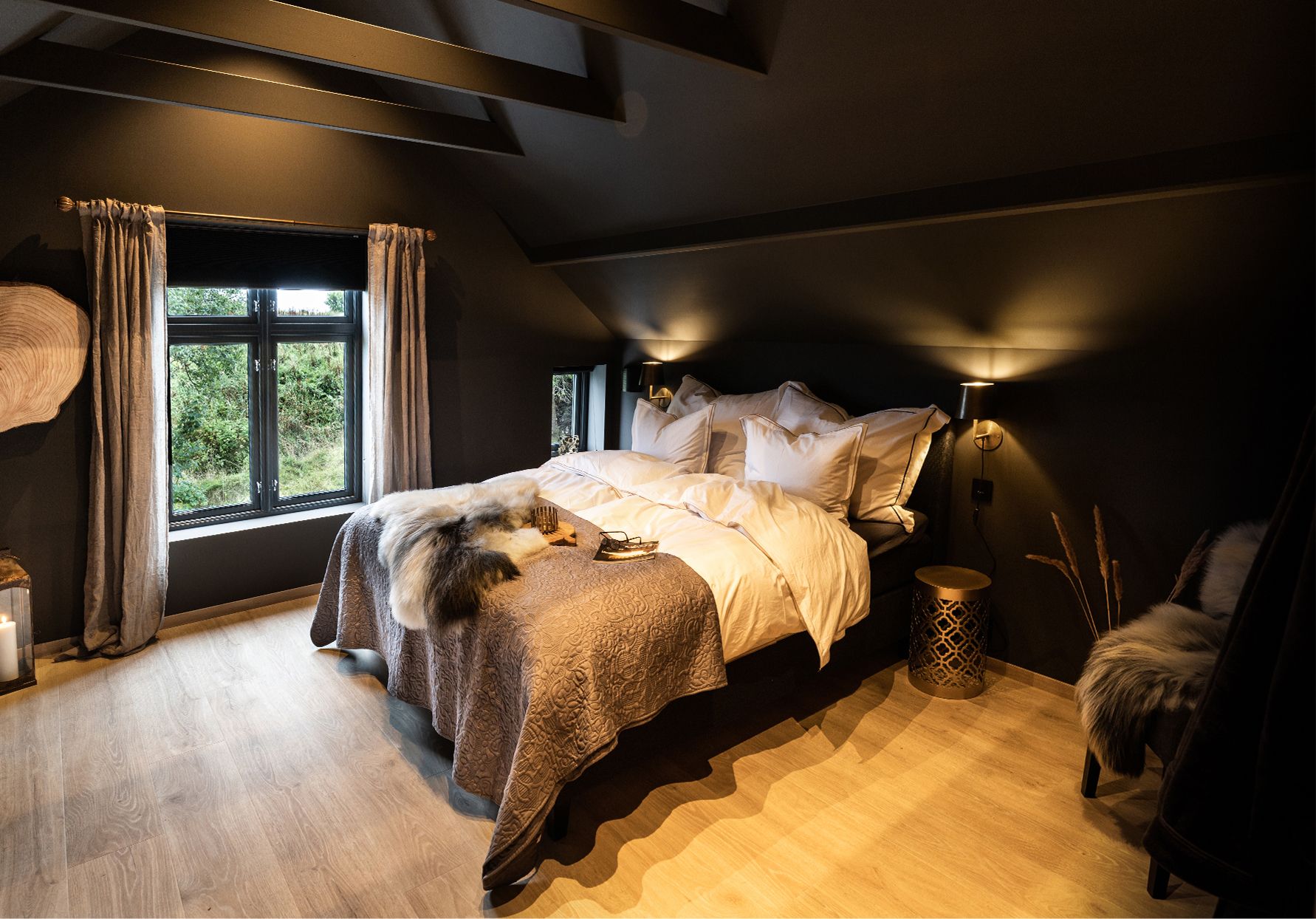 Soverom i mørke farger hos GODØ LODGE
