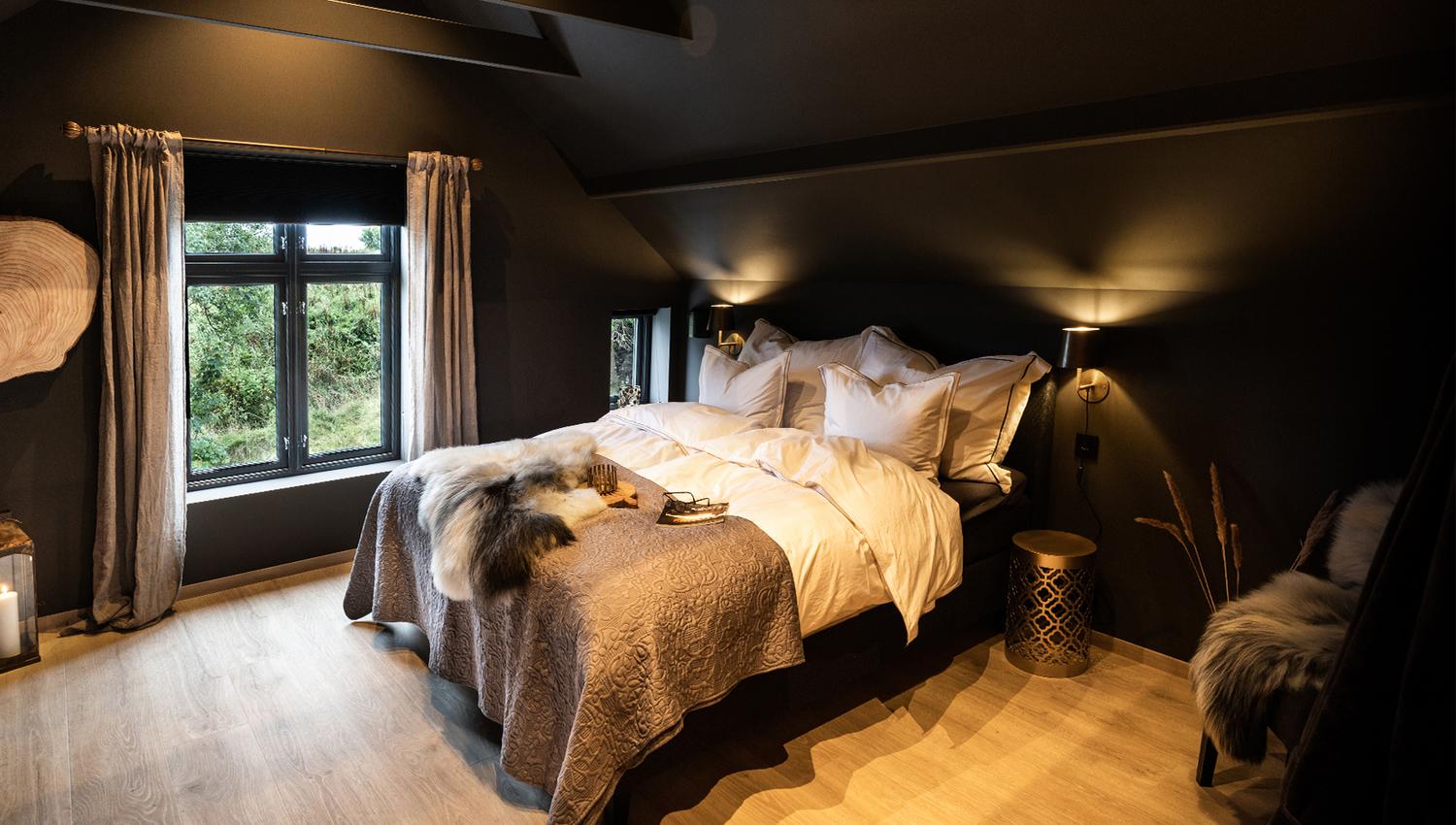 Soverom i mørke farger hos GODØ LODGE