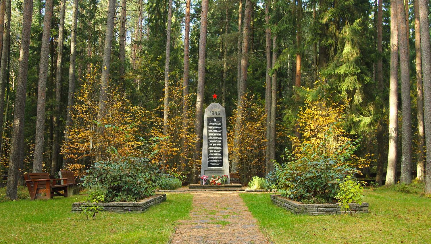 Krigskirkegården - russisk minnesmerke i furuskogen ved Aker i Verdal