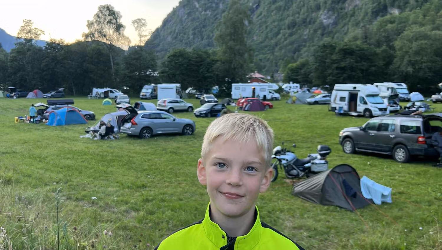Flussufer in der Nähe des Hildal Camping mit Blick auf Wald, Berge und Wasserfälle im Hardanger.