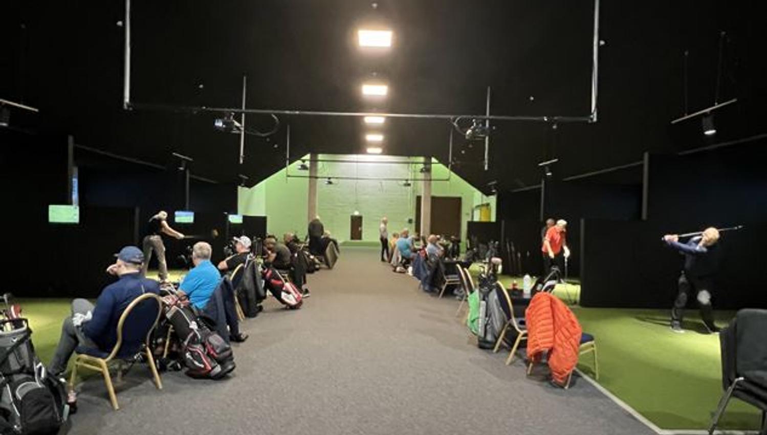 Flere mennesker og golfsett