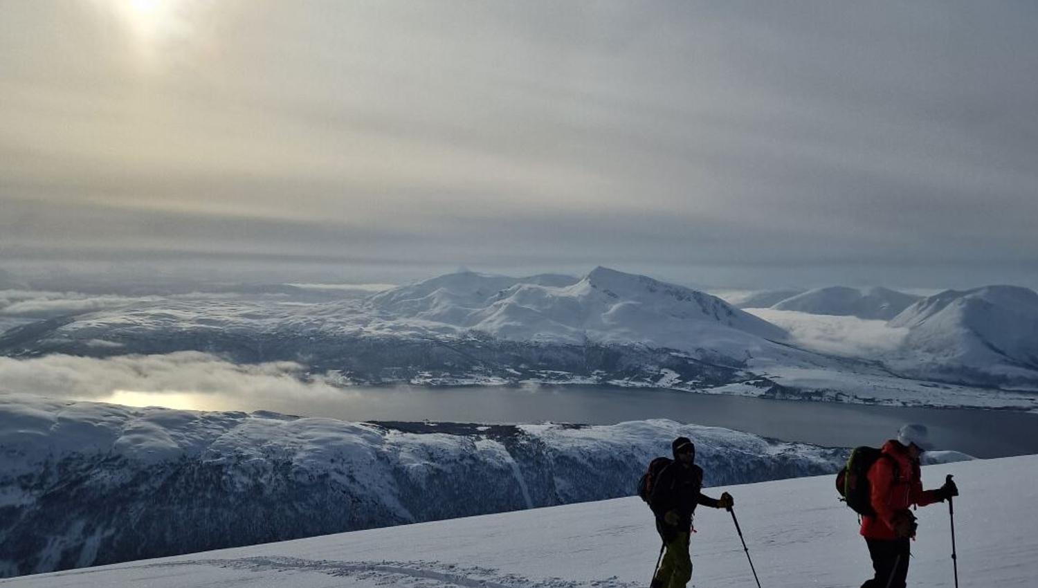 Utsikten fra toppen av fjellet med solen over hodet