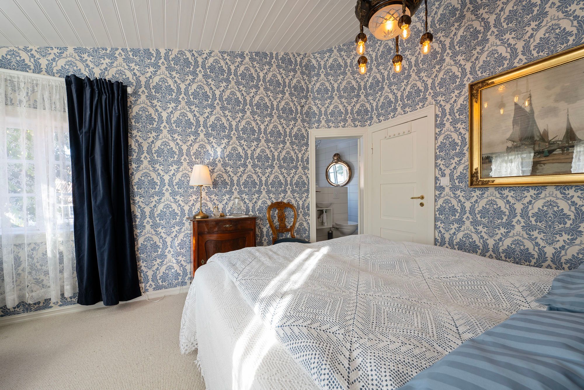 The blue room
