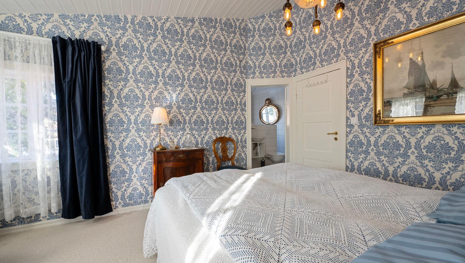 The blue room