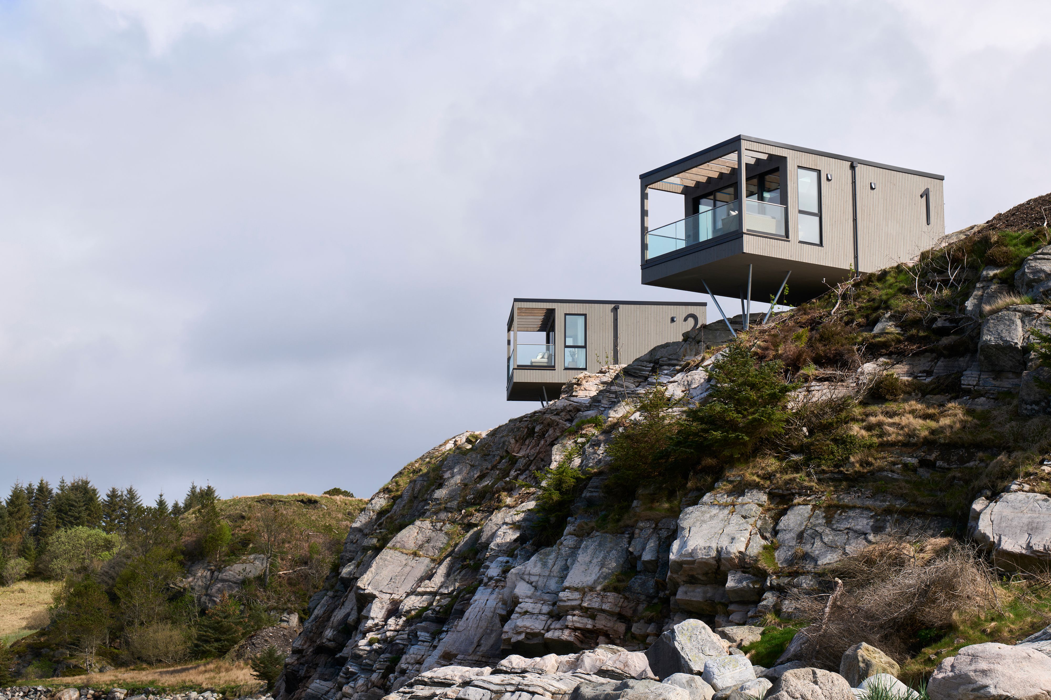 Fjordsuiter som svever 15 m over havet