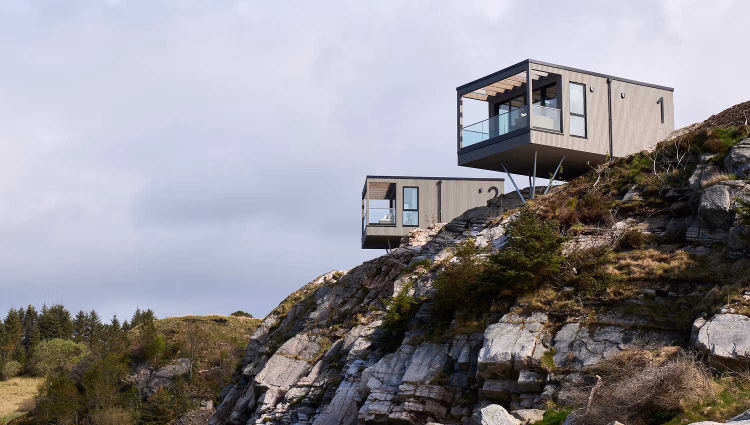 Fjordsuiter som svever 15 m over havet