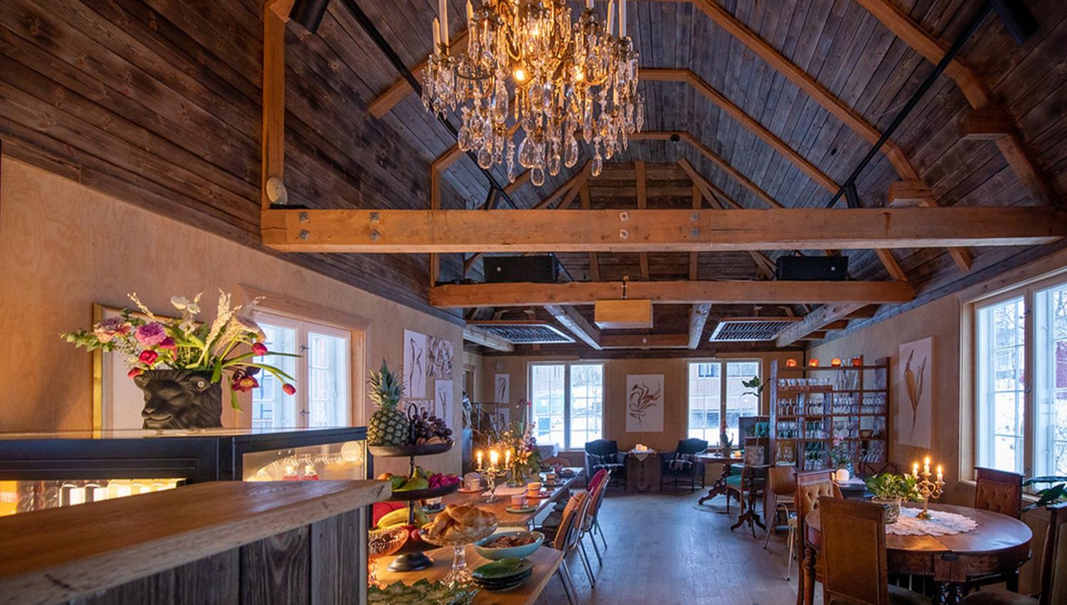 Cafe med stoler, bord, levende lys og mat
