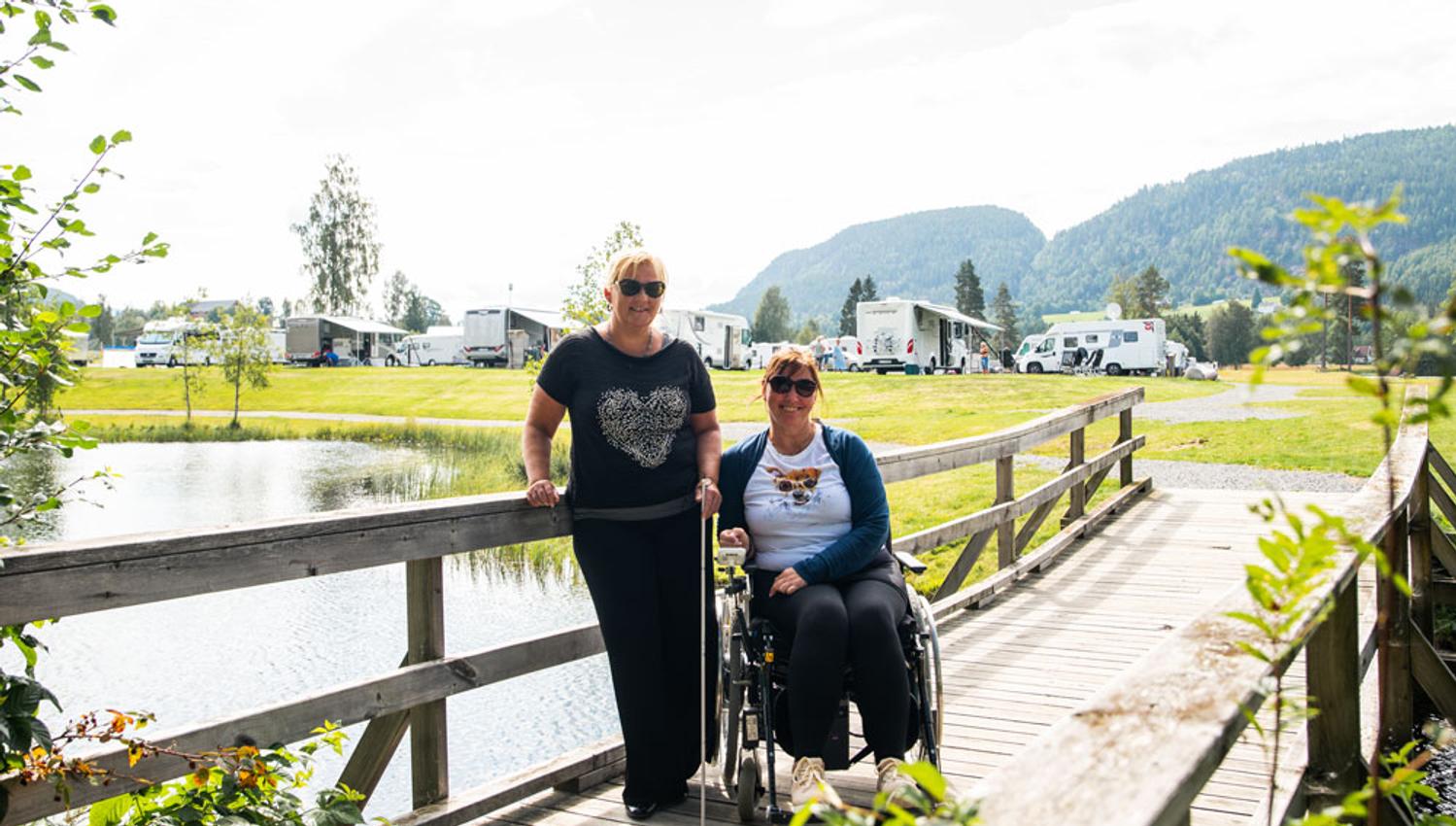 2 damer derav en i rullestol går tur på First Camp Lunde - Telemark