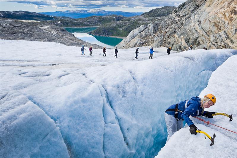 Eventyrlystne deltakarar klatrar i is og utforskar sprekkene på Folgefonna-breen.