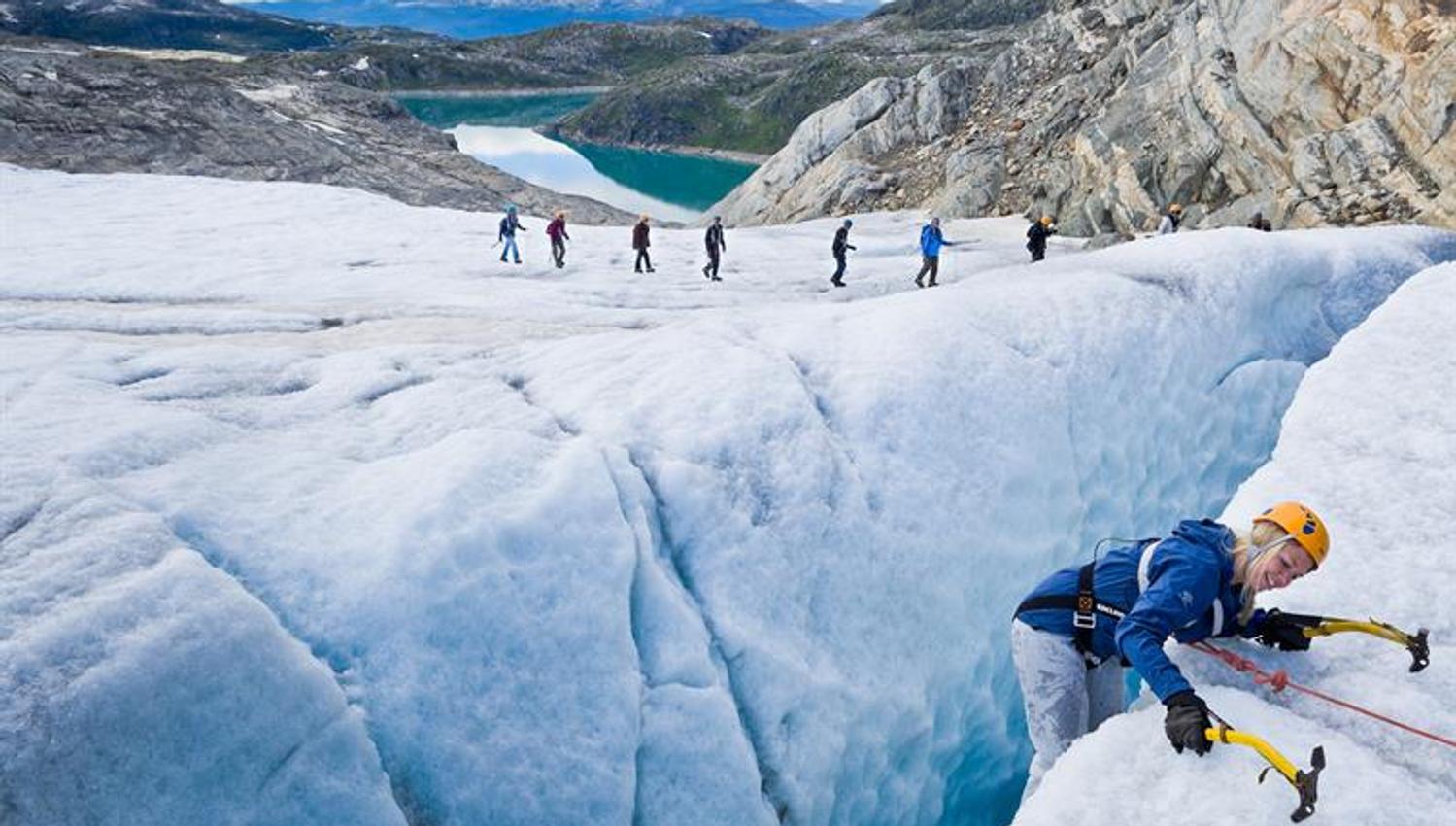 Eventyrlystne deltakarar klatrar i is og utforskar sprekkene på Folgefonna-breen.