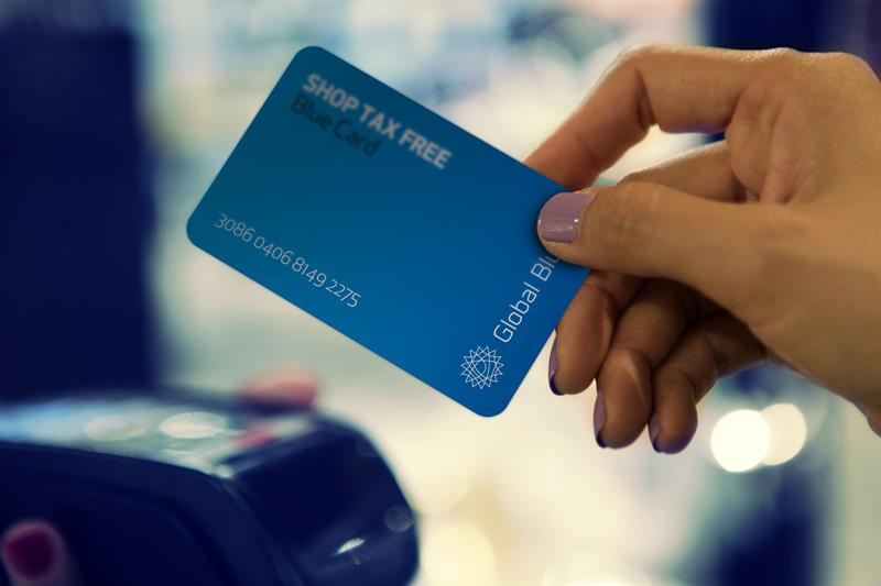 Detaljbilde av en hånd som holder et Global Blue tax free-kort.