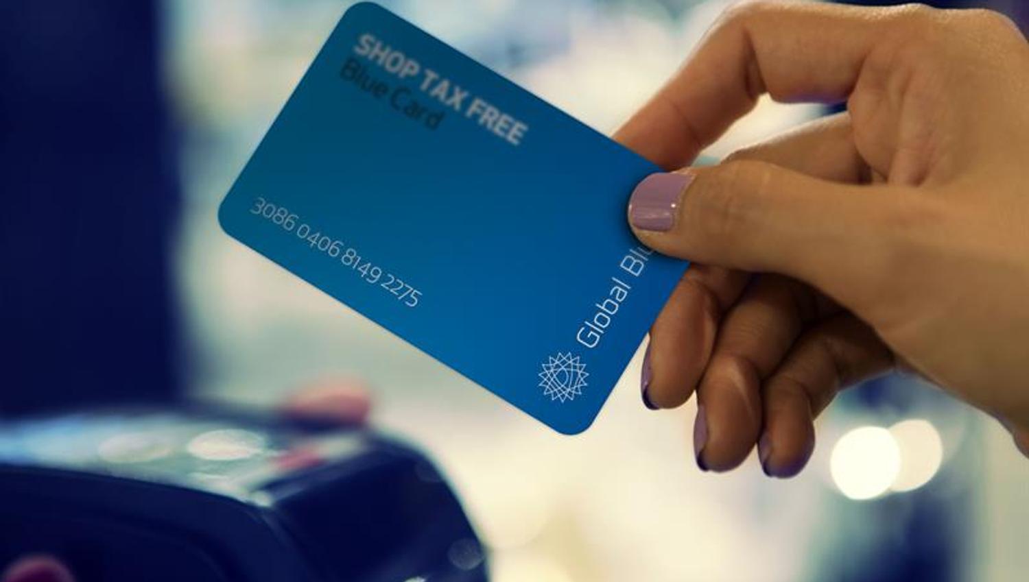 Detaljbilde av en hånd som holder et Global Blue tax free-kort.