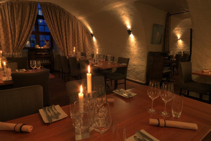Bord med levende lys under takhvelvet
