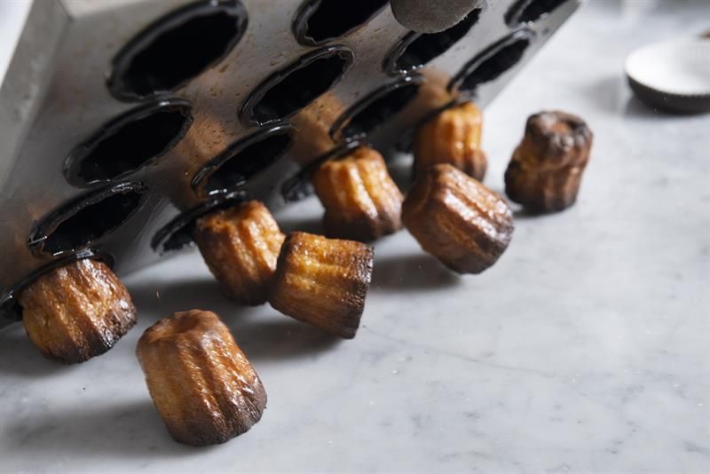 Cannelés veltes ut av formen.