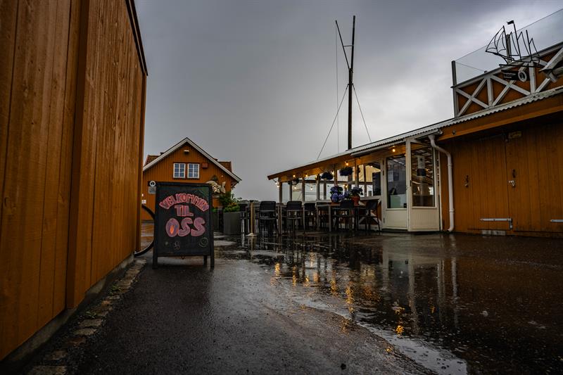 The Grill Pit på Dampskipsbrygga i Stavern med uteservering foran restauranten.