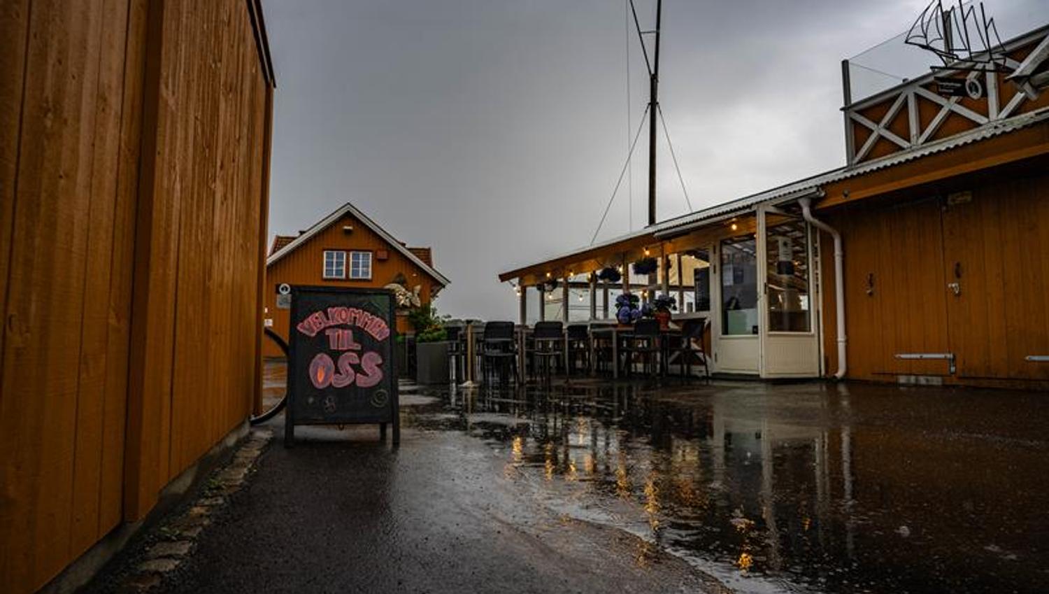 The Grill Pit på Dampskipsbrygga i Stavern med uteservering foran restauranten.