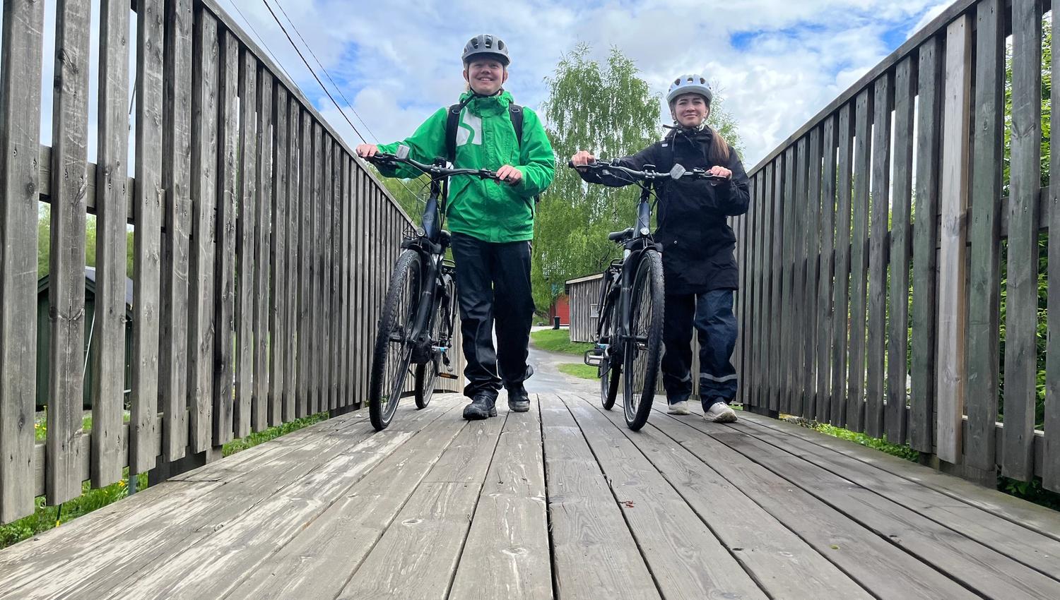 to syklister på brua