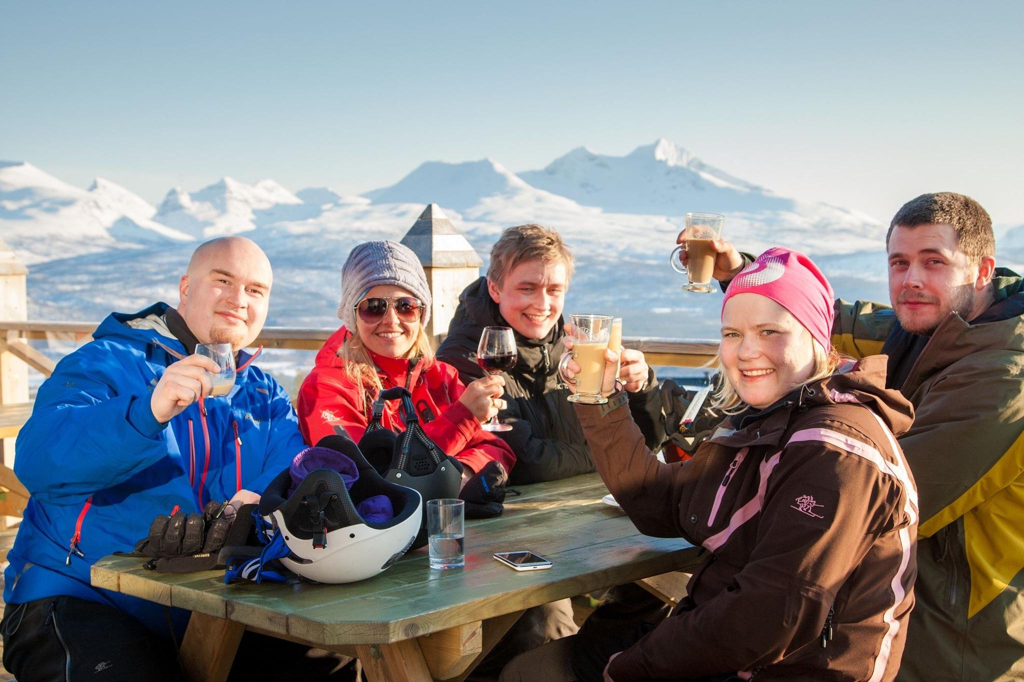 Gjester koser seg ved utsikten på Målselv Fjellandsby