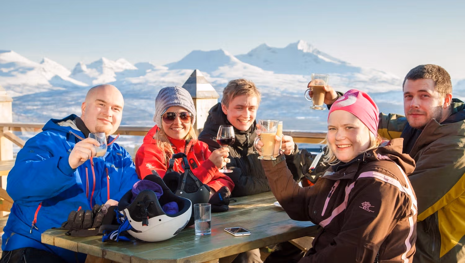 Guests enjoy drinks while looking out over the view at Målselv Fjellandsby