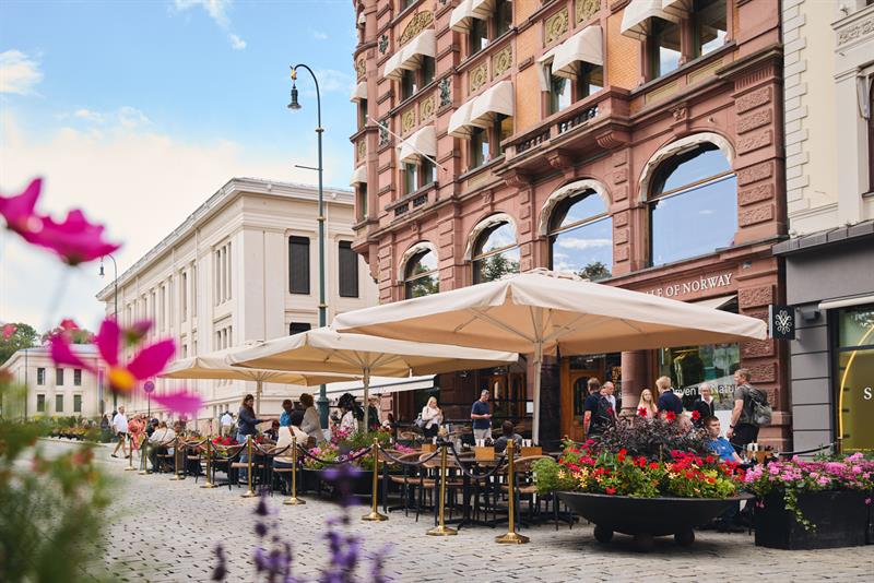 Fasade med uteservering i Karl Johans gate